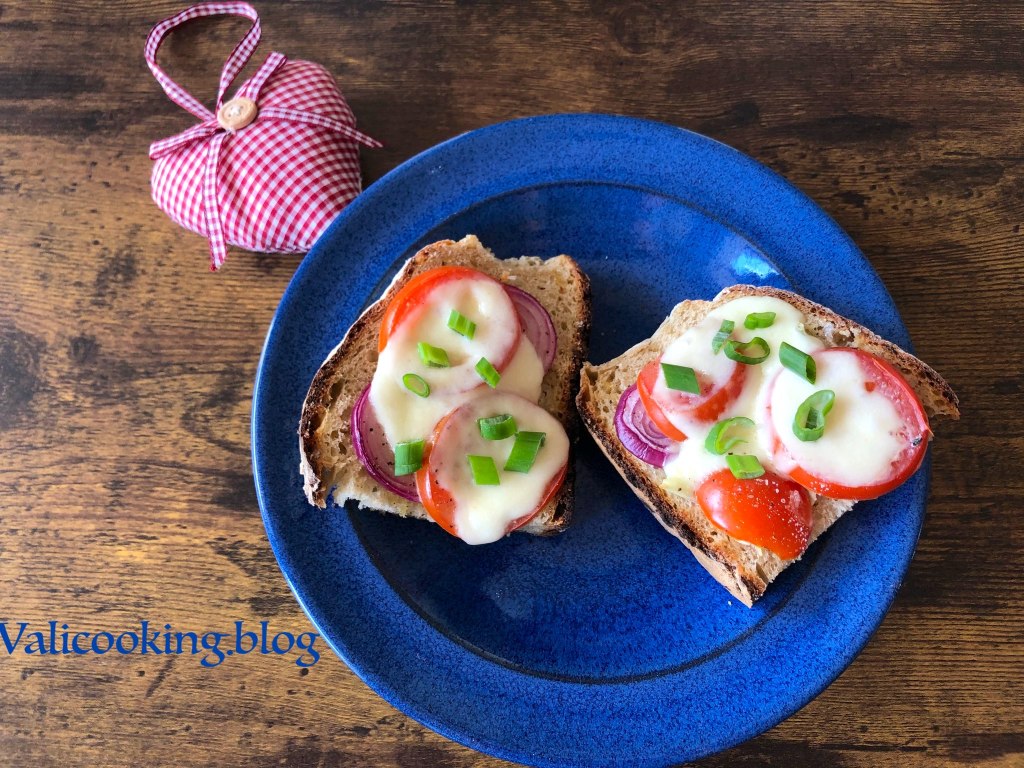 Tomato, mozzarella and garlic toasts